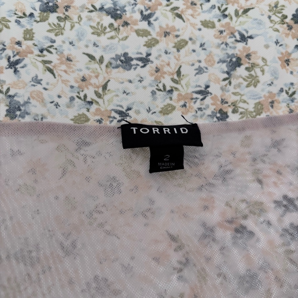 Ivory Floral Ruched Top | Torrid Size 2 - Picture 5 of 8